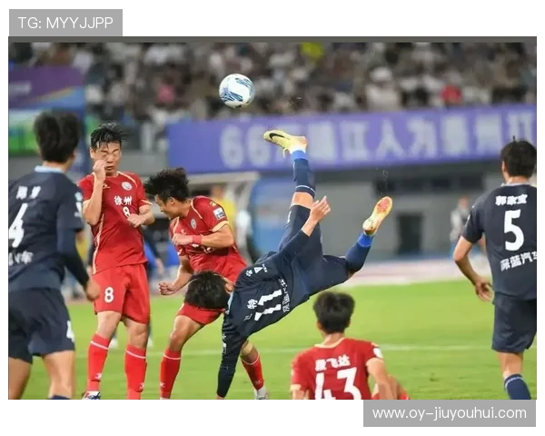 足球精彩瞬间：球员举起队友庆祝胜利的激情时刻